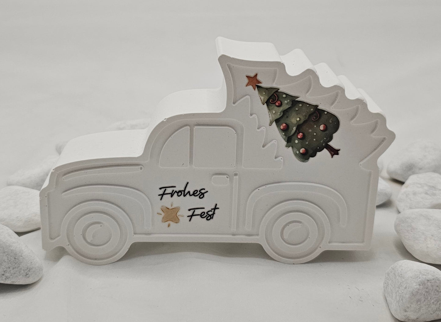 Pickup mit Tanne, aus Raysin gegossen und mit Rub On Sticker dekoriert