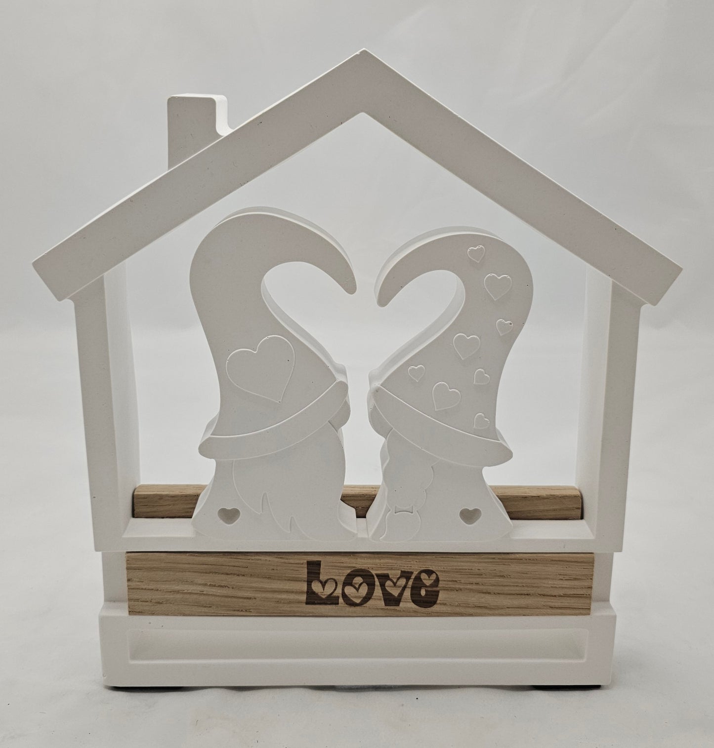 Haus mit verliebtem Wichtelpaar, aus Raysin gegossen und mit Holzklötzchen "LOVE"
