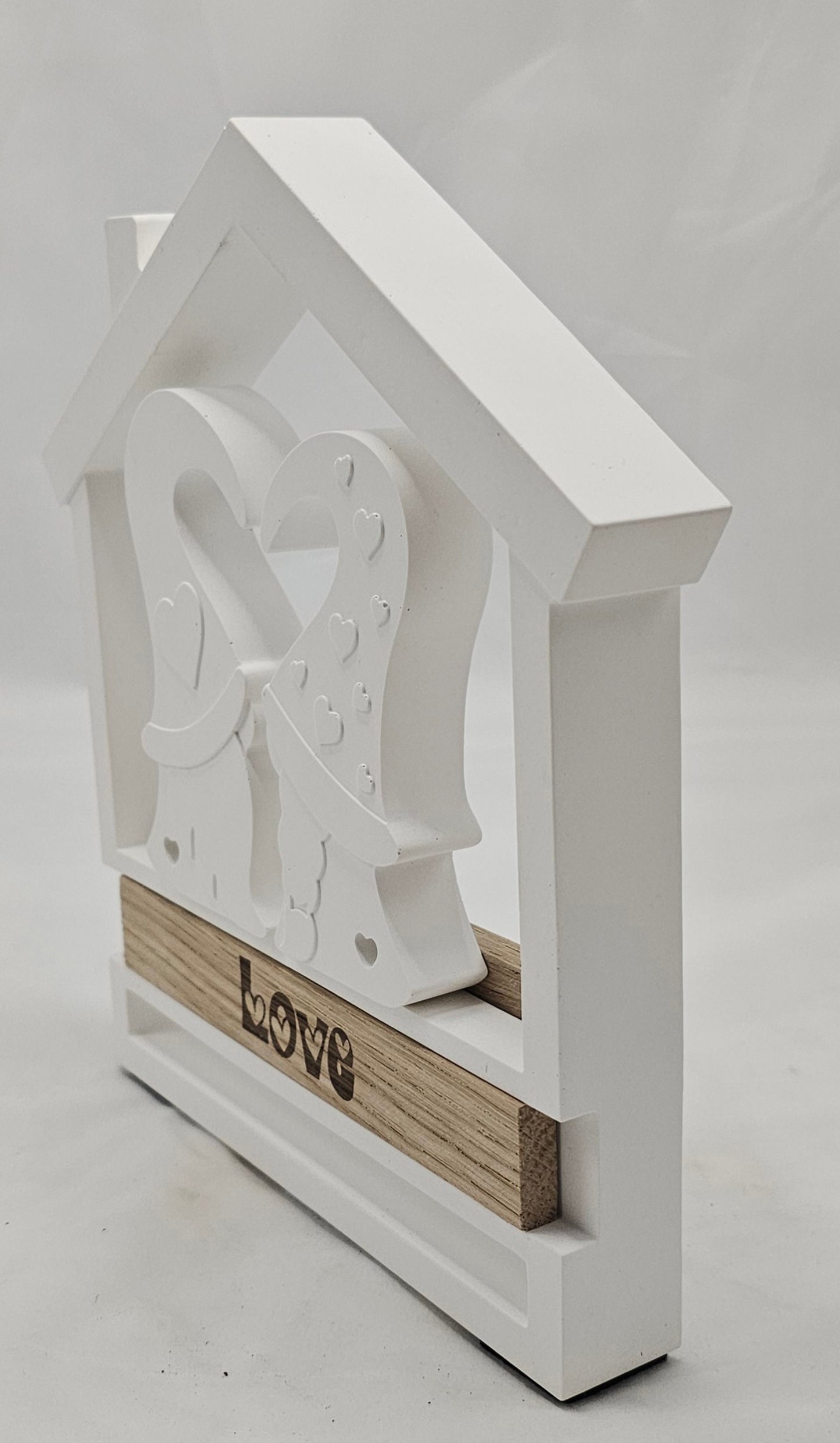 Haus mit verliebtem Wichtelpaar, aus Raysin gegossen und mit Holzklötzchen "LOVE"