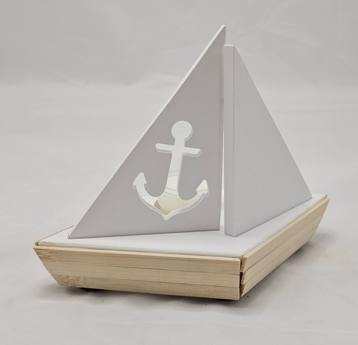 Boot mit Segeln, Maritim Deko, aus Raysin gegossen, mit Holz verkleidet, incl. Teelicht.