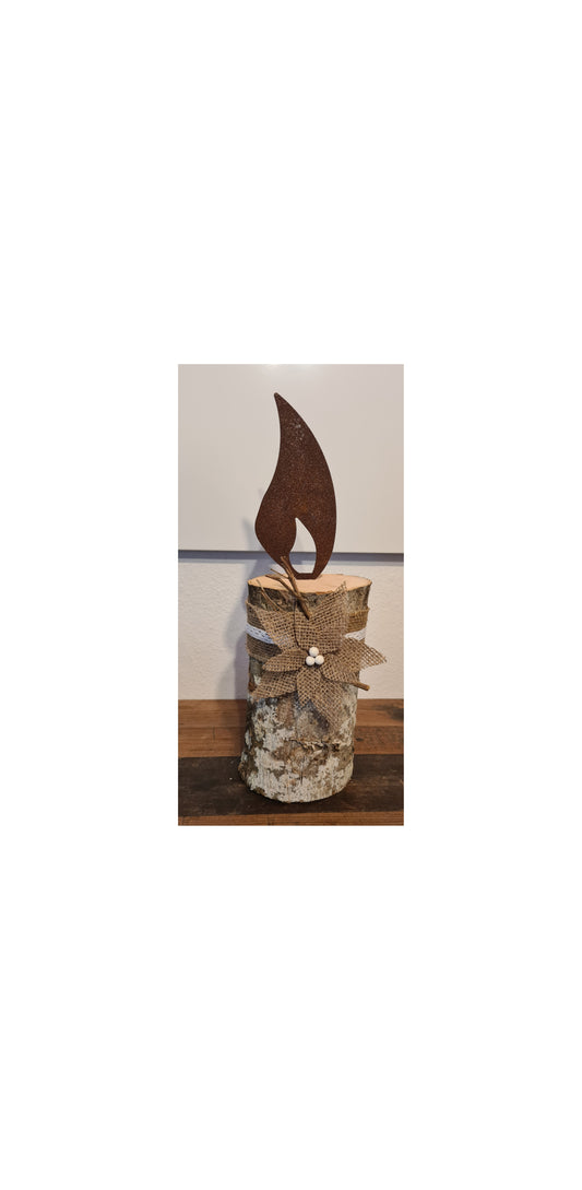 Rostflamme, Rostkerze, Edelrost Flamme aus 2mm Stahl in Rostoptik auf Baumstamm, Weinachtsdeko, Winterdeko im Landhausstil.