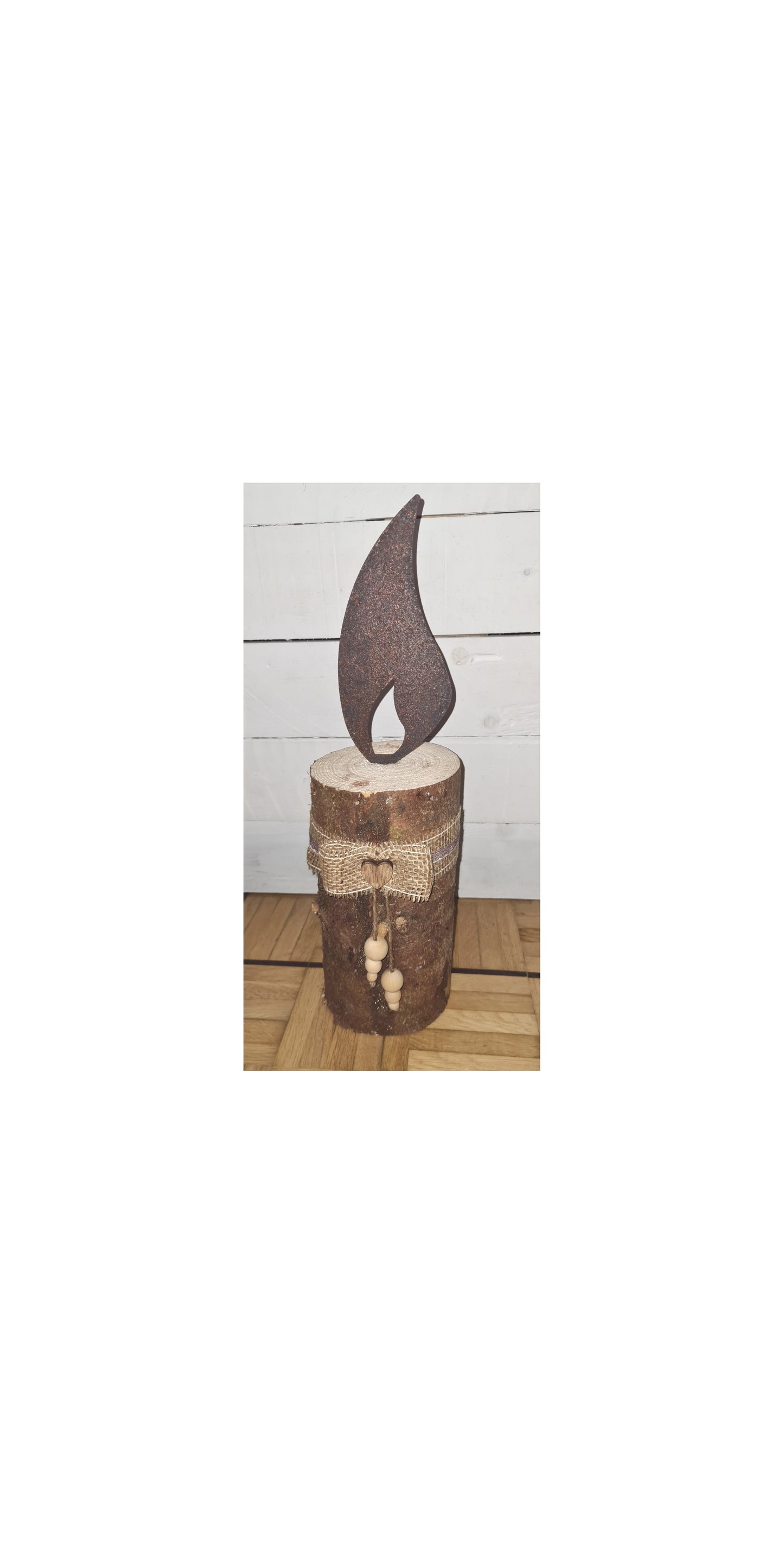 Rostkerze, Rostflamme, Edelrost Flamme in Rostoptik weihnachtlich, winterlich auf Baumstamm dekoriert, Weihnachten, Deko.