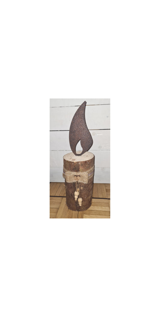 Rostkerze, Rostflamme, Edelrost Flamme in Rostoptik weihnachtlich, winterlich auf Baumstamm dekoriert, Weihnachten, Deko.
