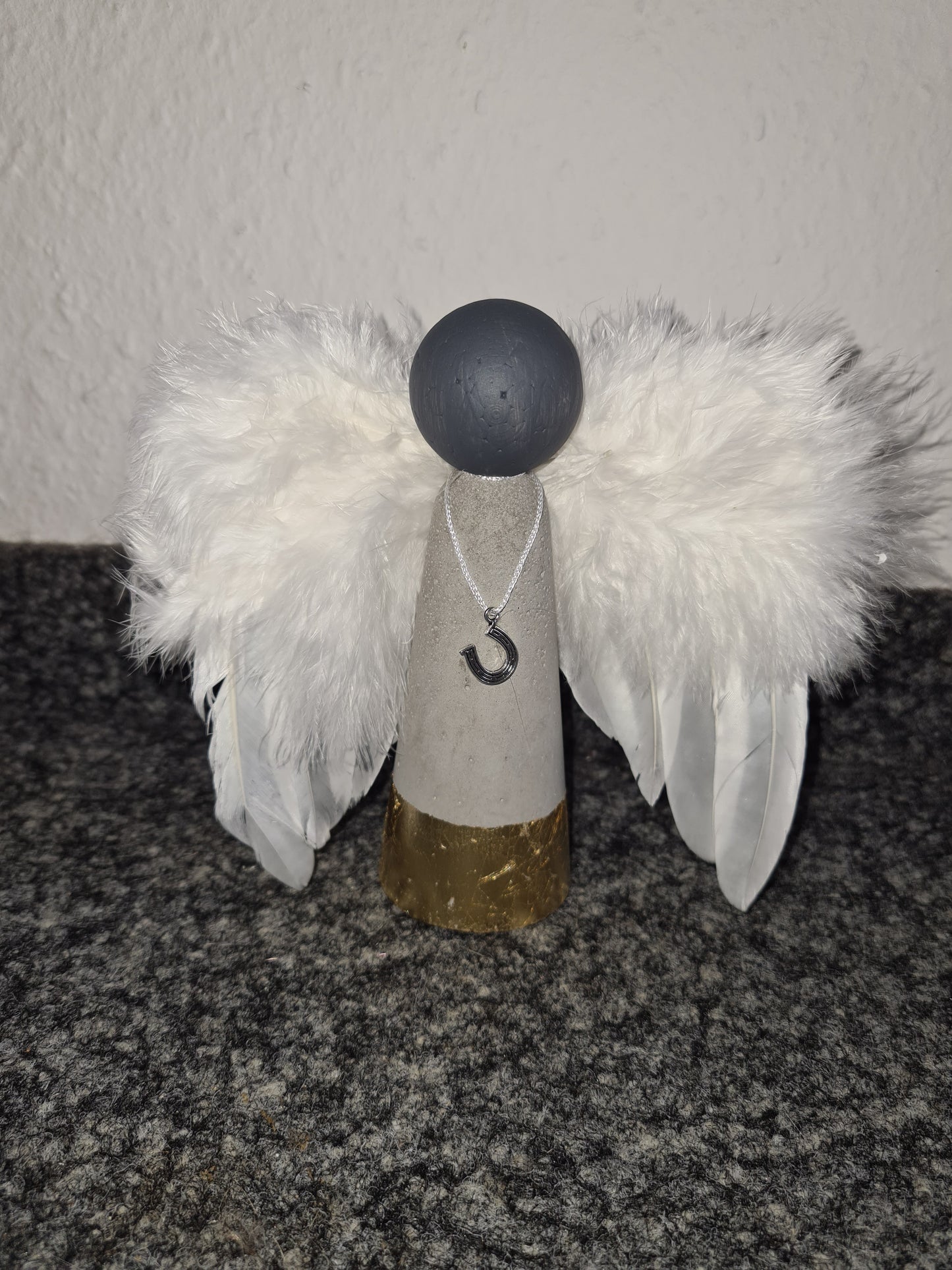 Betonengel, mit Anhänger und Federflügeln