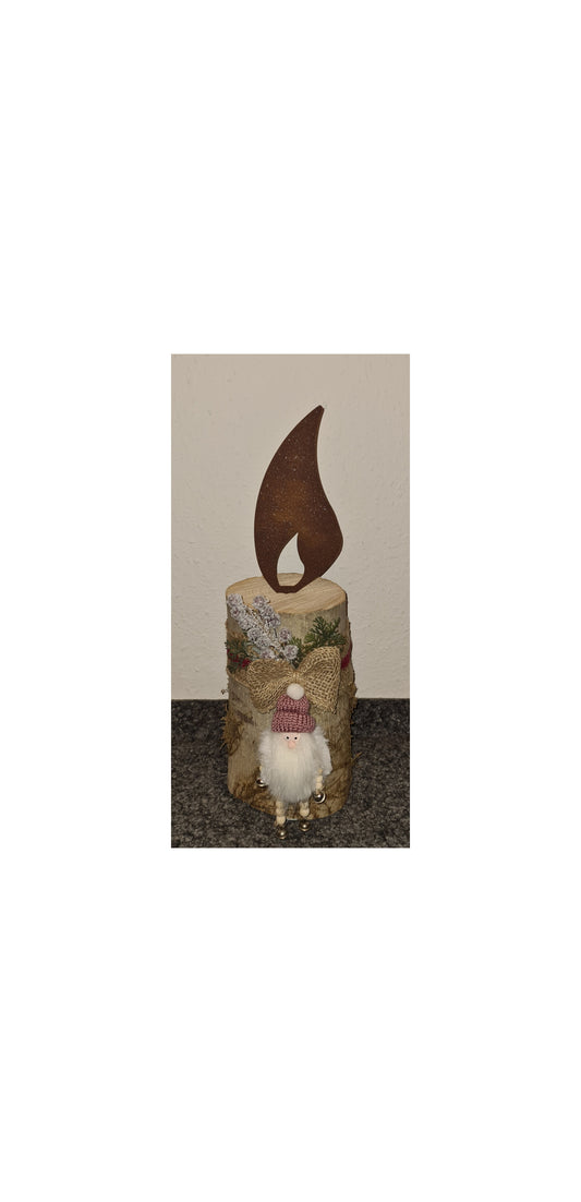 Rostkerze, Rostflamme, Edelrost Flamme in Rostoptik weihnachtlich, winterlich auf Baumstamm dekoriert, Weihnachten, Deko.