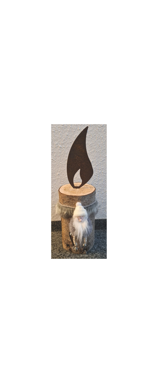 Rostkerze, Rostflamme, Edelrost Flamme in Rostoptik weihnachtlich, winterlich auf Baumstamm dekoriert, Weihnachten, Deko.