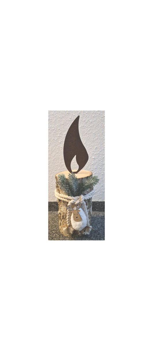 Rostkerze, Rostflamme, Edelrost Flamme in Rostoptik weihnachtlich, winterlich auf Baumstamm dekoriert, Weihnachten, Deko.
