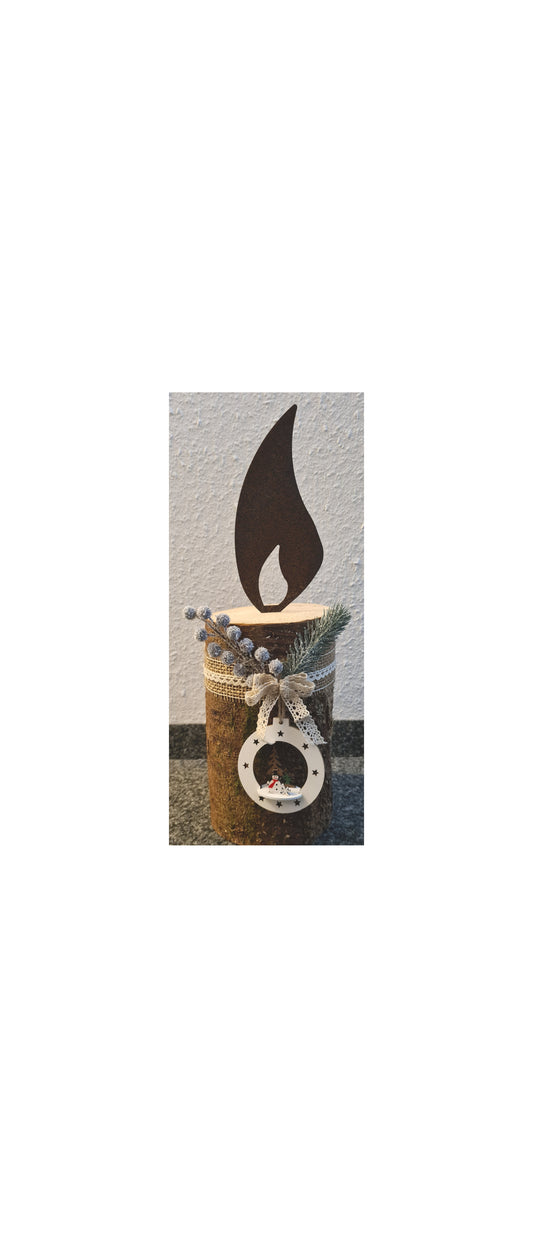 Rostkerze, Rostflamme, Edelrost Flamme in Rostoptik weihnachtlich, winterlich auf Baumstamm dekoriert, Weihnachten, Deko.
