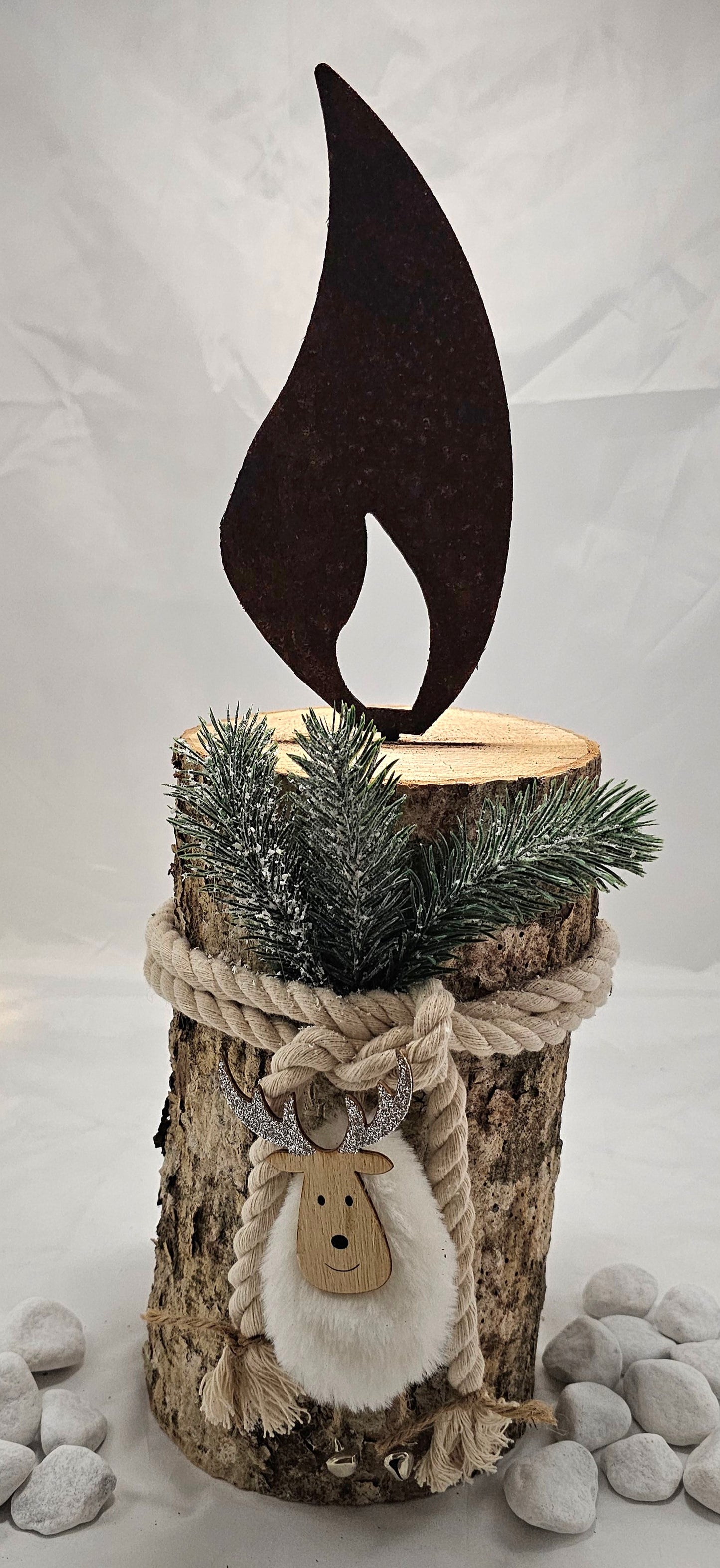 Rostkerze, Rostflamme, Edelrost Flamme in Rostoptik weihnachtlich, winterlich auf Baumstamm dekoriert, Weihnachten, Deko.