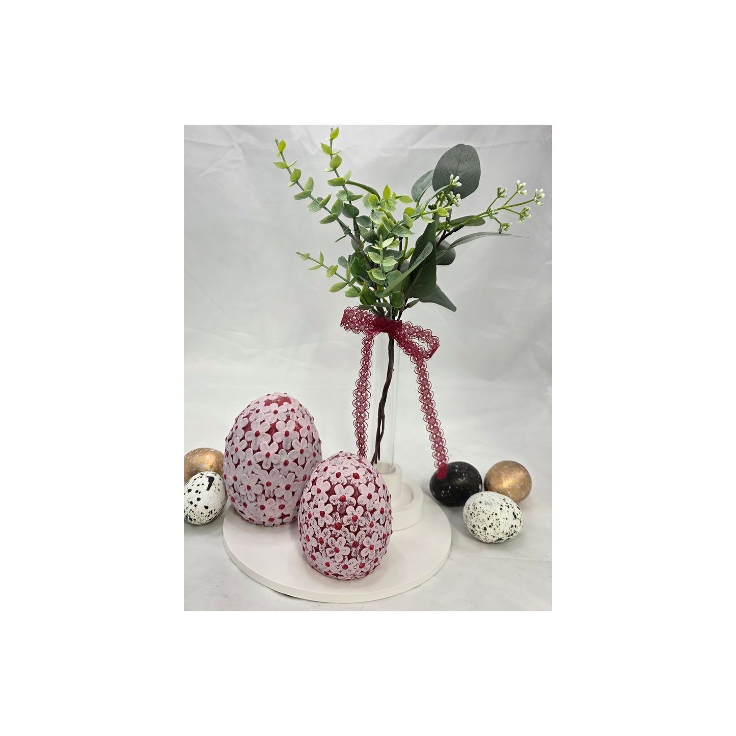 Schöne Osterdeko aus Raysin, bestehend aus Blumeneiern, Tablett, Vase und Kunstblumen.