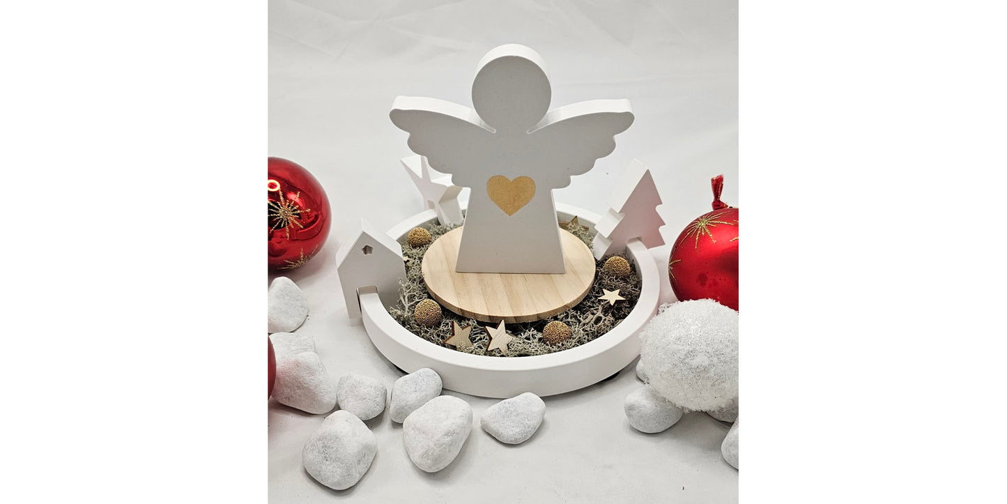 Engel auf Dekoteller, mit Einhänger Tanne, Stern und Haus, festlich dekoriert.