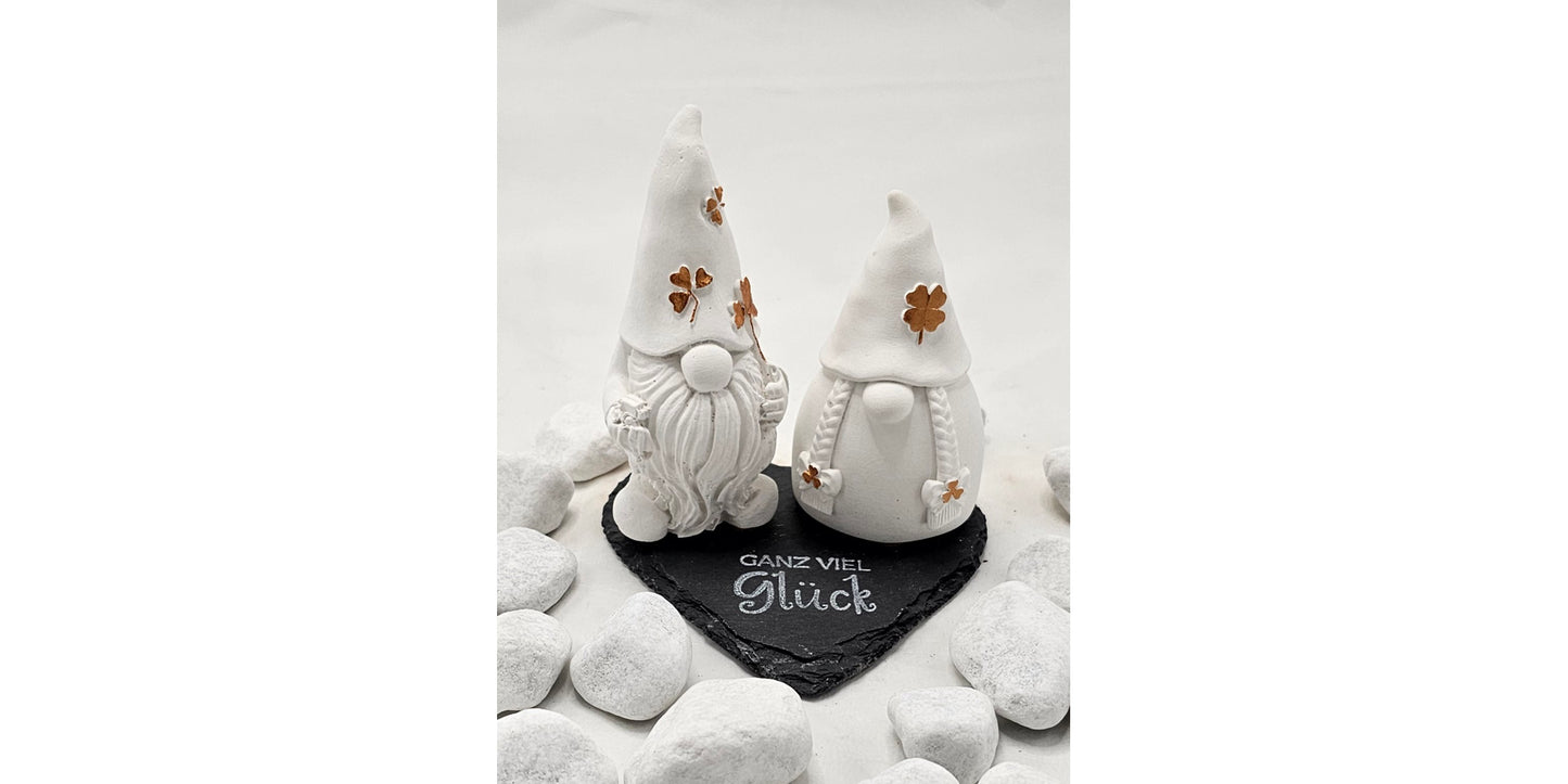 Wichtelpaar Glück, aus Raysin gegossen, auf einer Schieferplatte im Set.