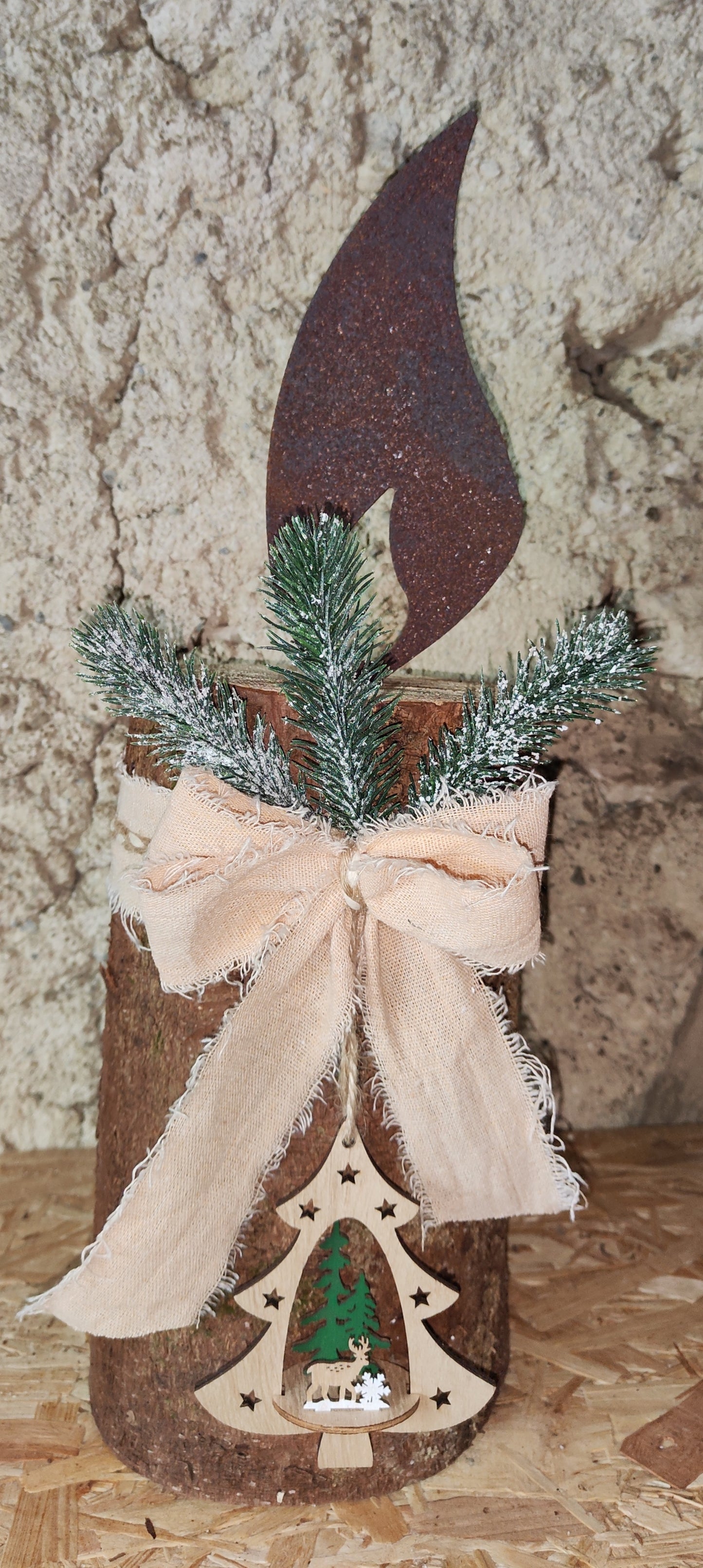 Rostkerze, Rostflamme, Edelrost Flamme in Rostoptik weihnachtlich, winterlich auf Baumstamm dekoriert, Weihnachten, Deko.