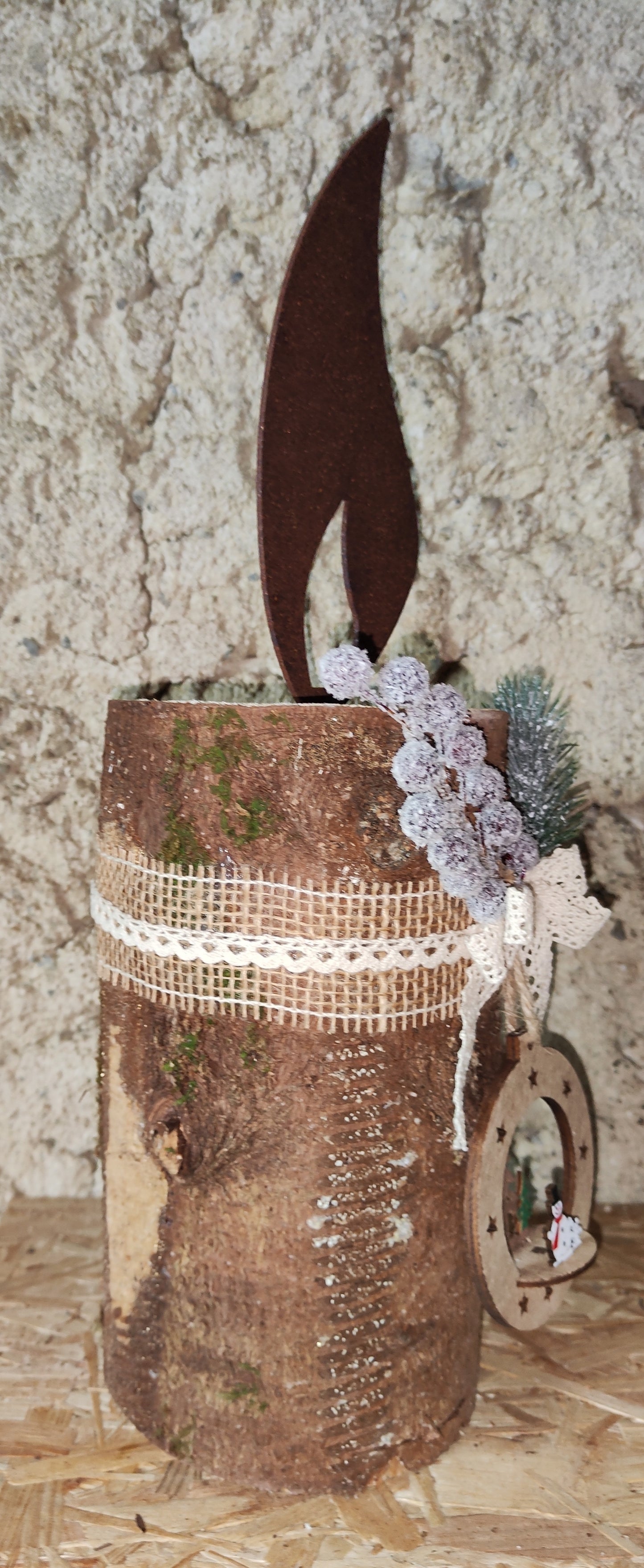 Rostkerze, Rostflamme, Edelrost Flamme in Rostoptik weihnachtlich, winterlich auf Baumstamm dekoriert, Weihnachten, Deko.