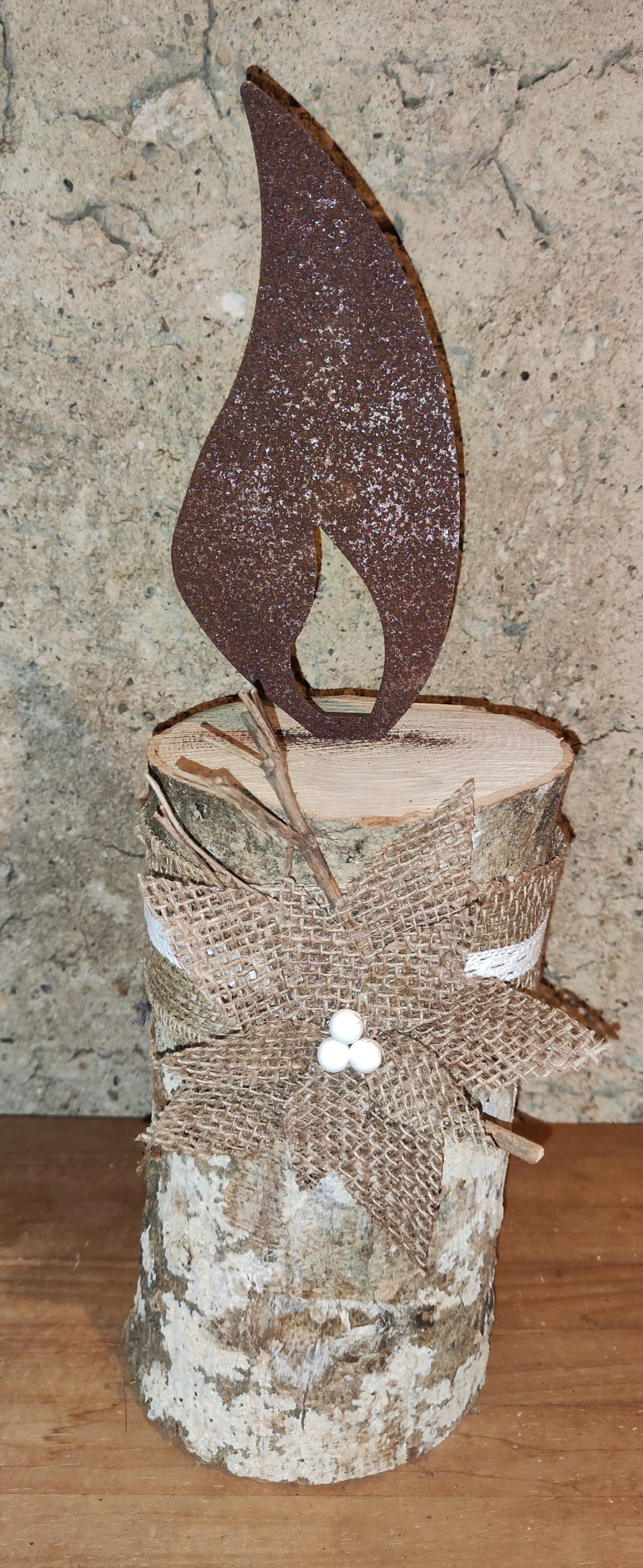 Rostflamme, Rostkerze, Edelrost Flamme aus 2mm Stahl in Rostoptik auf Baumstamm, Weinachtsdeko, Winterdeko im Landhausstil.