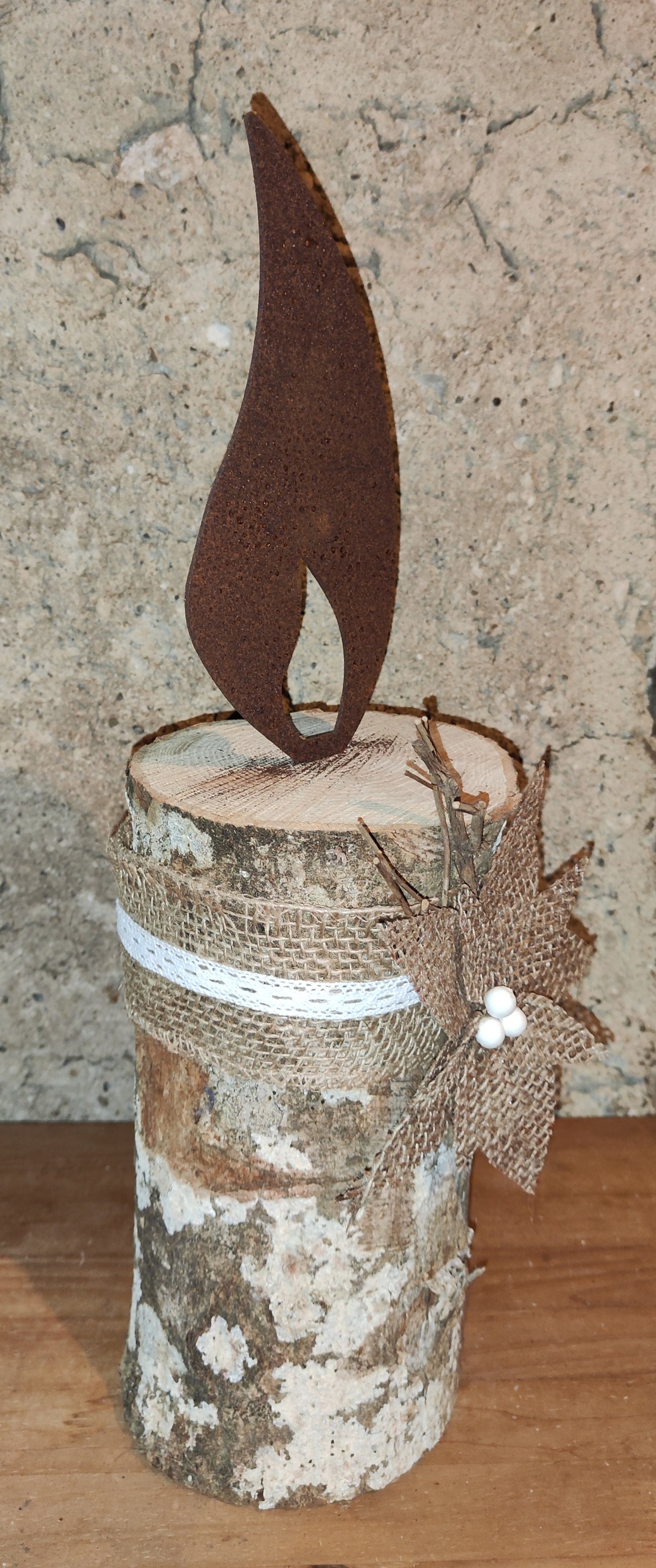 Rostflamme, Rostkerze, Edelrost Flamme aus 2mm Stahl in Rostoptik auf Baumstamm, Weinachtsdeko, Winterdeko im Landhausstil.