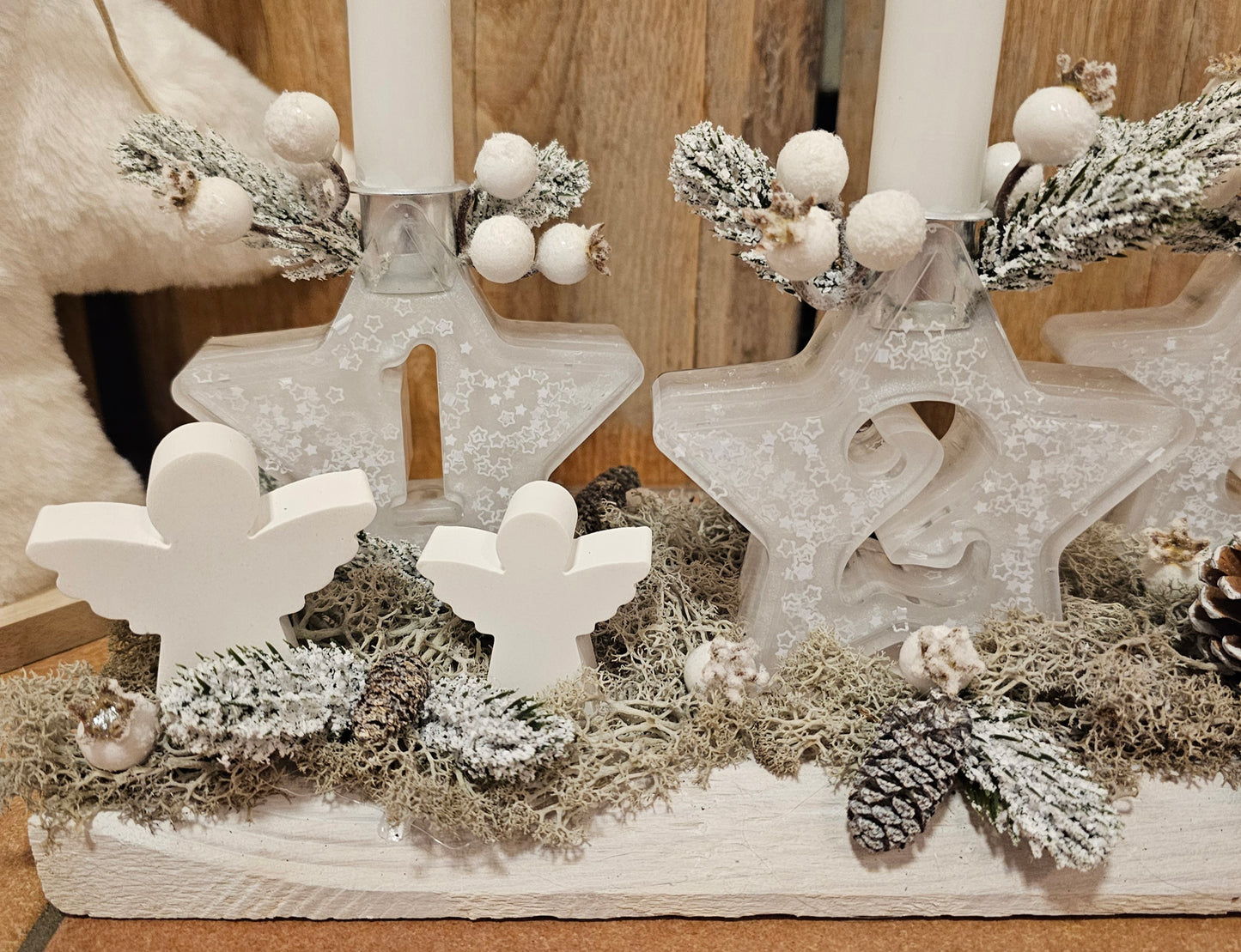 Adventskranz, länglich, mit 4 Kerzenhaltern "Sterne" aus Epoxidharz.