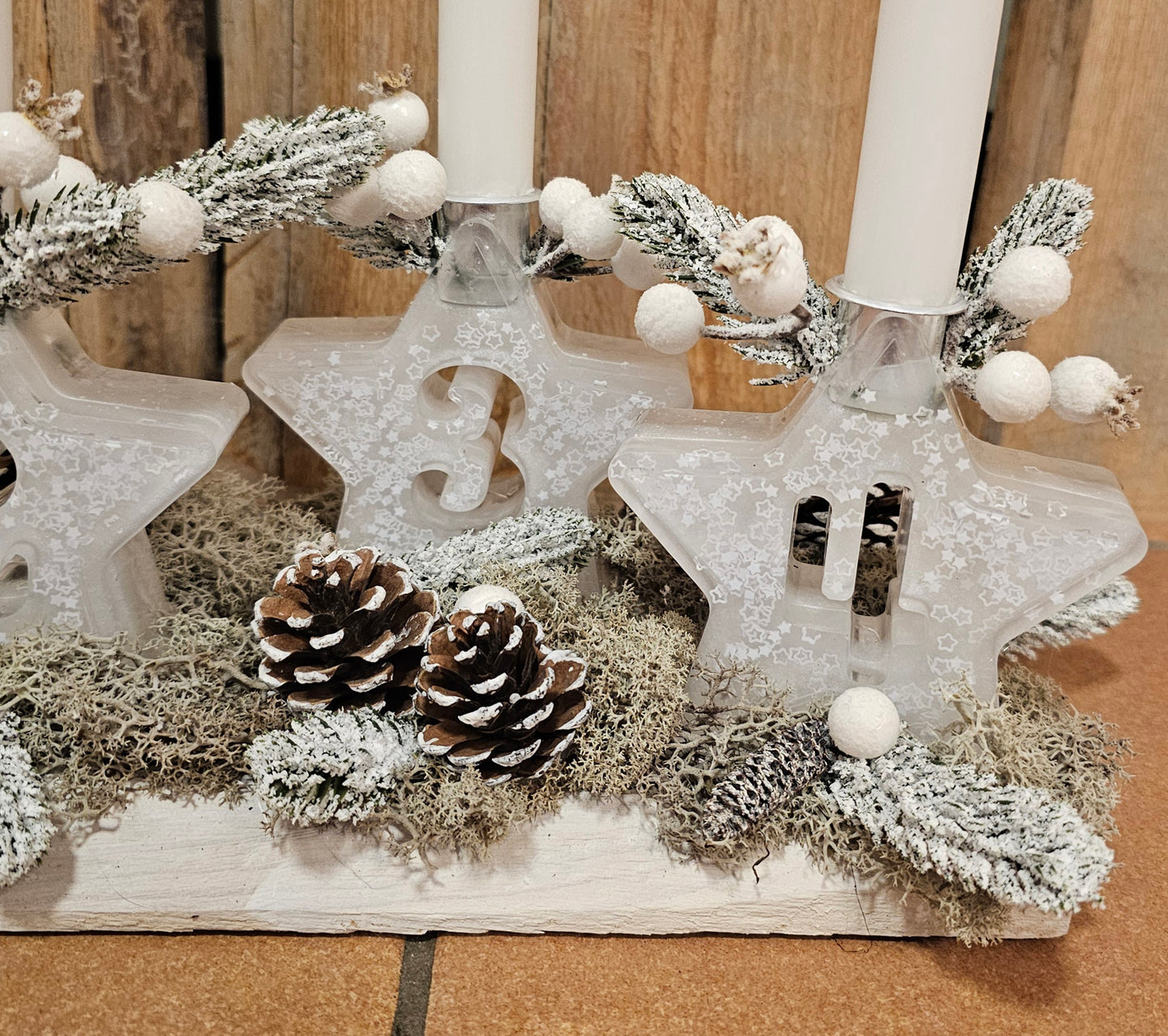 Adventskranz, länglich, mit 4 Kerzenhaltern "Sterne" aus Epoxidharz.