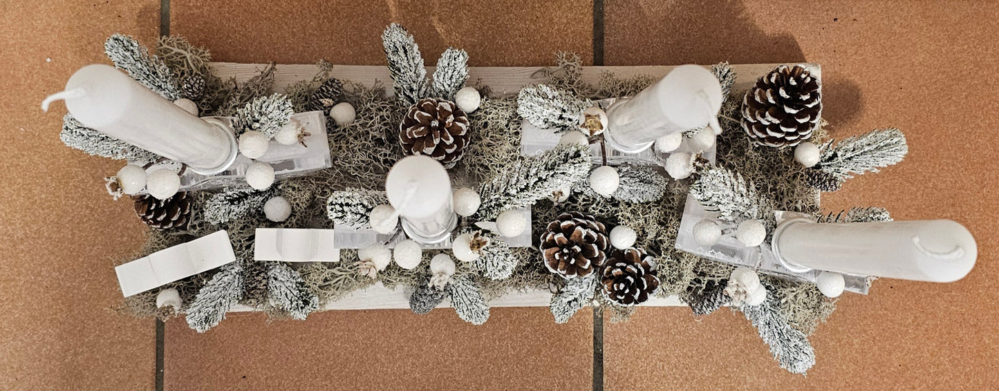 Adventskranz, länglich, mit 4 Kerzenhaltern "Sterne" aus Epoxidharz.