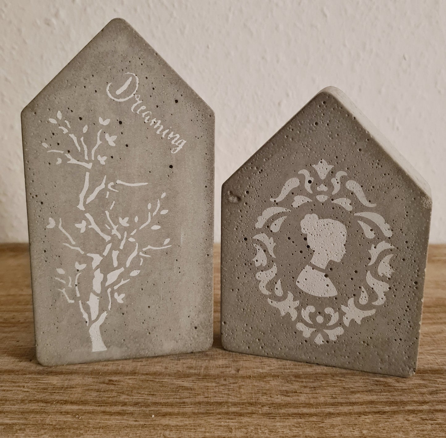Betonhäuser im 2er Set, verschiedene Motive von Hand schabloniert und gegossen.