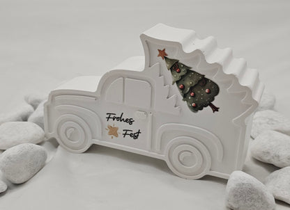 Pickup mit Tanne, aus Raysin gegossen und mit Rub On Sticker dekoriert