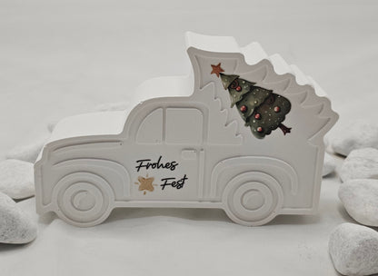 Pickup mit Tanne, aus Raysin gegossen und mit Rub On Sticker dekoriert