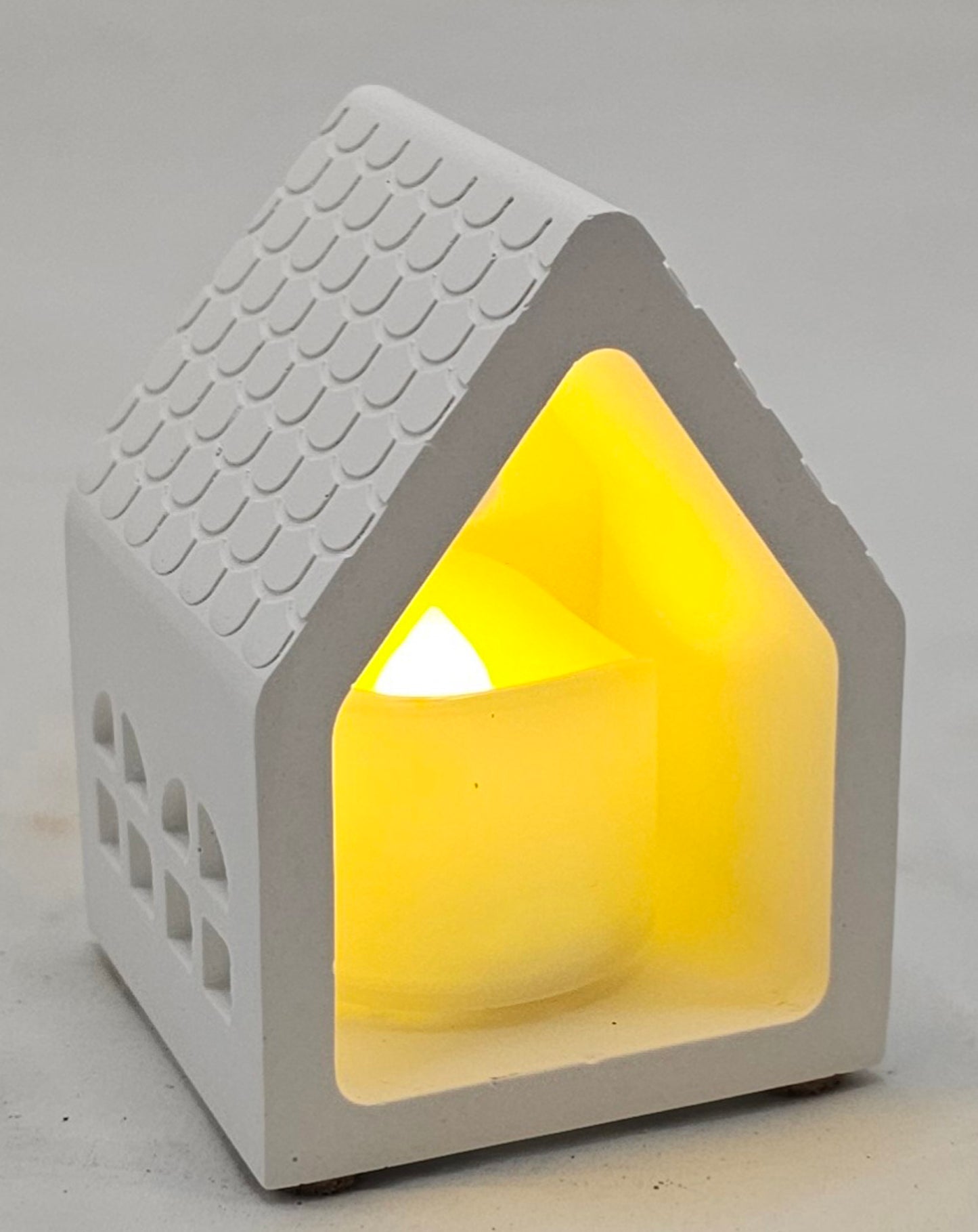 Lichthaus klein, aus Raysin gegossen, incl. LED Teelicht.