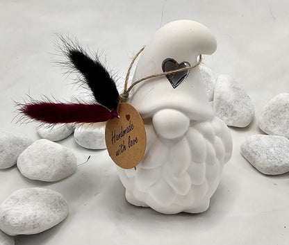 Wichtel aus Raysin, mit Stickern und Glitzersteinen beklebt.