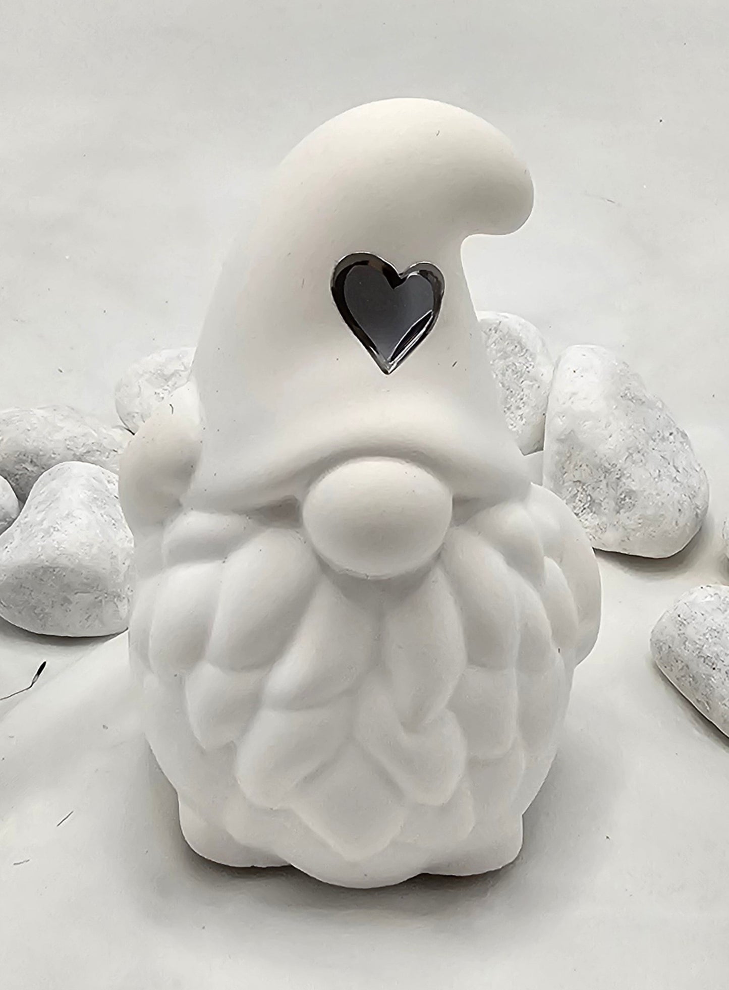 Wichtel aus Raysin, mit Stickern und Glitzersteinen beklebt.