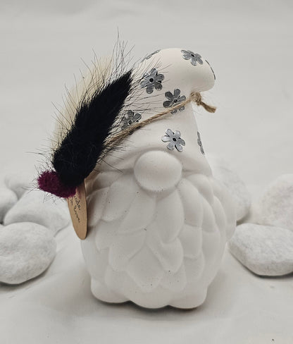 Wichtel aus Raysin, mit Stickern und Glitzersteinen beklebt.