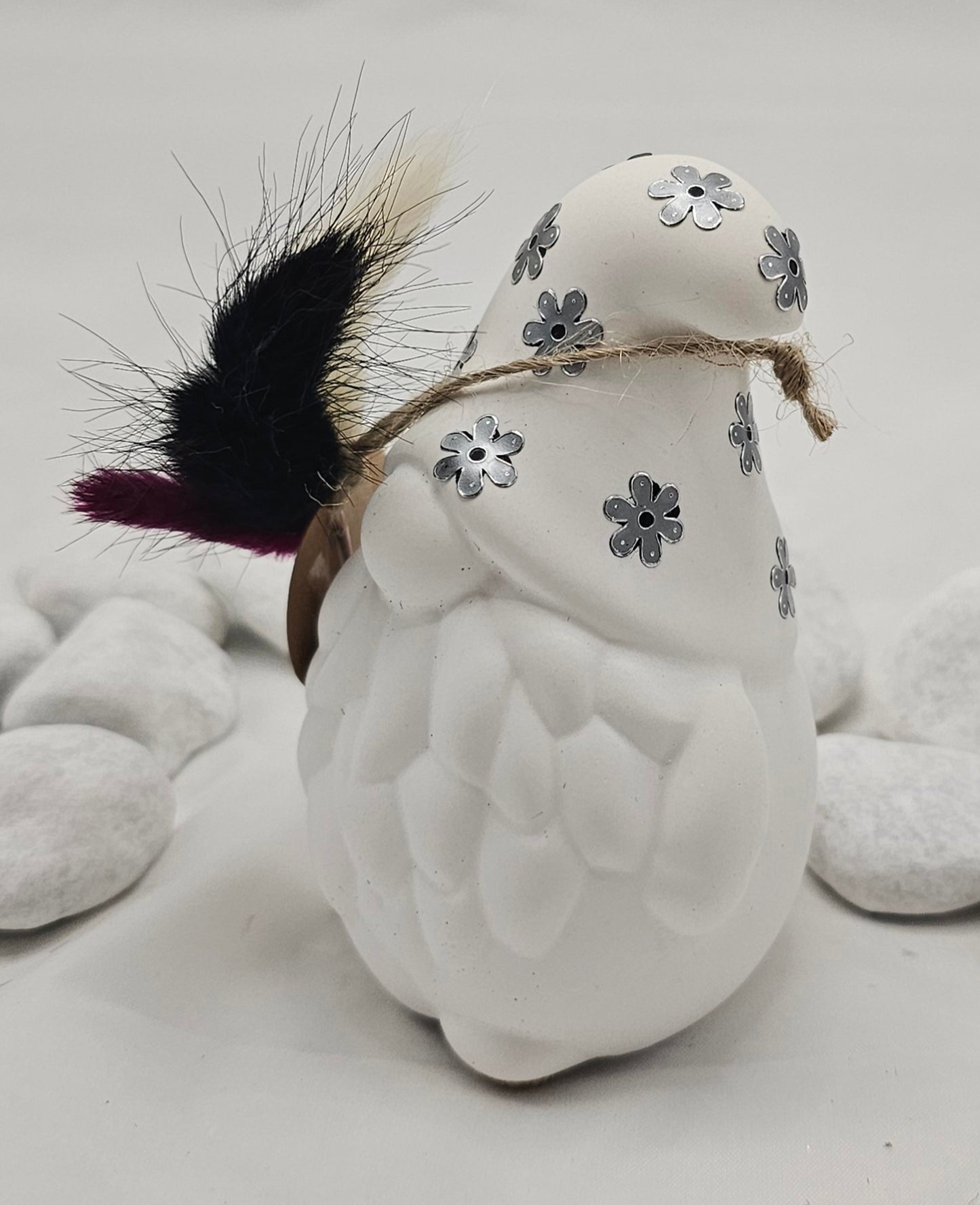 Wichtel aus Raysin, mit Stickern und Glitzersteinen beklebt.