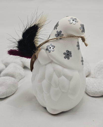 Wichtel aus Raysin, mit Stickern und Glitzersteinen beklebt.