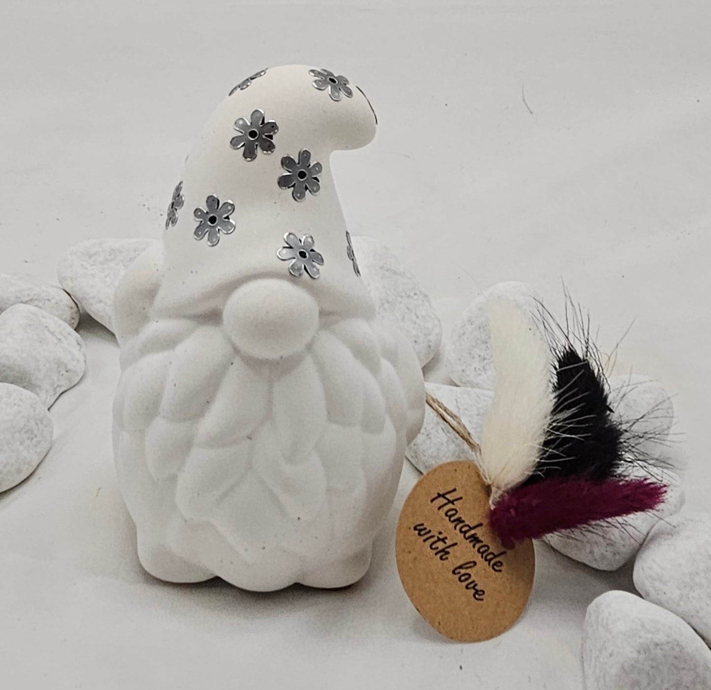 Wichtel aus Raysin, mit Stickern und Glitzersteinen beklebt.