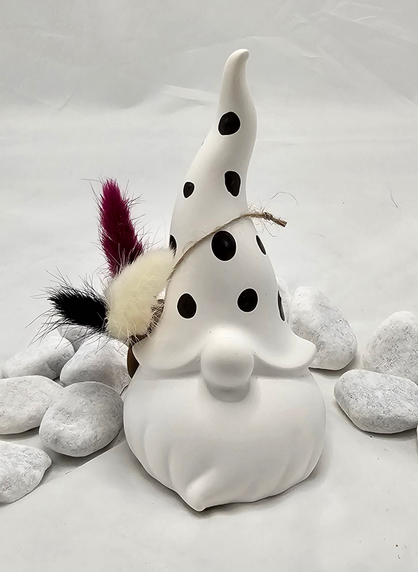 Wichtel aus Raysin, mit bemalter Mütze und Nase.