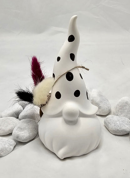 Wichtel aus Raysin, mit bemalter Mütze und Nase.