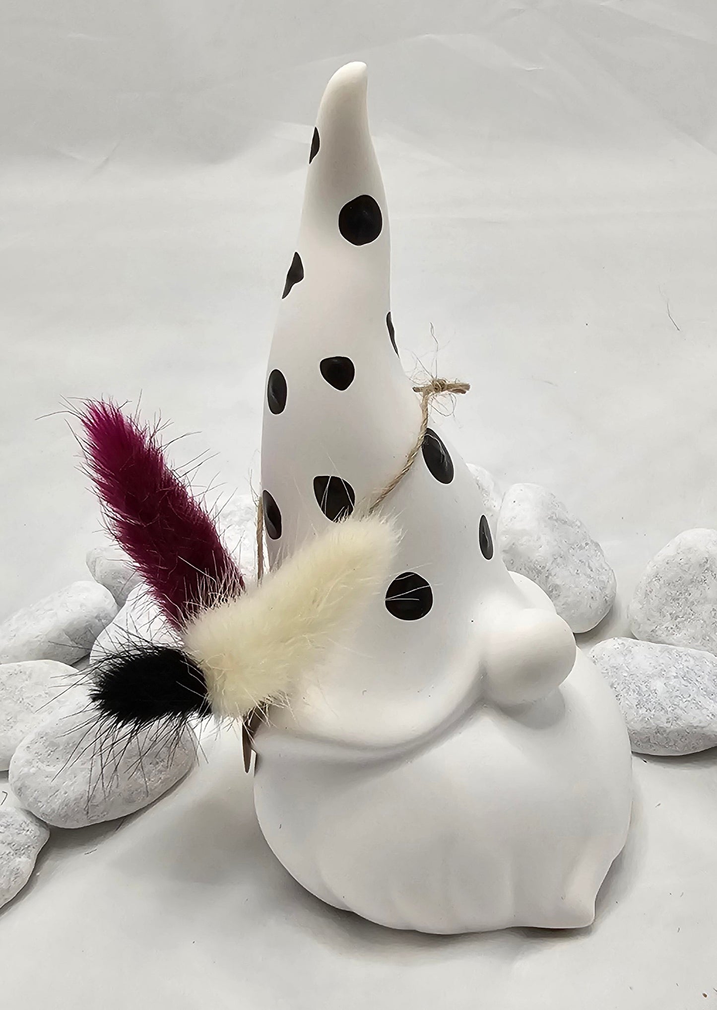 Wichtel aus Raysin, mit bemalter Mütze und Nase.