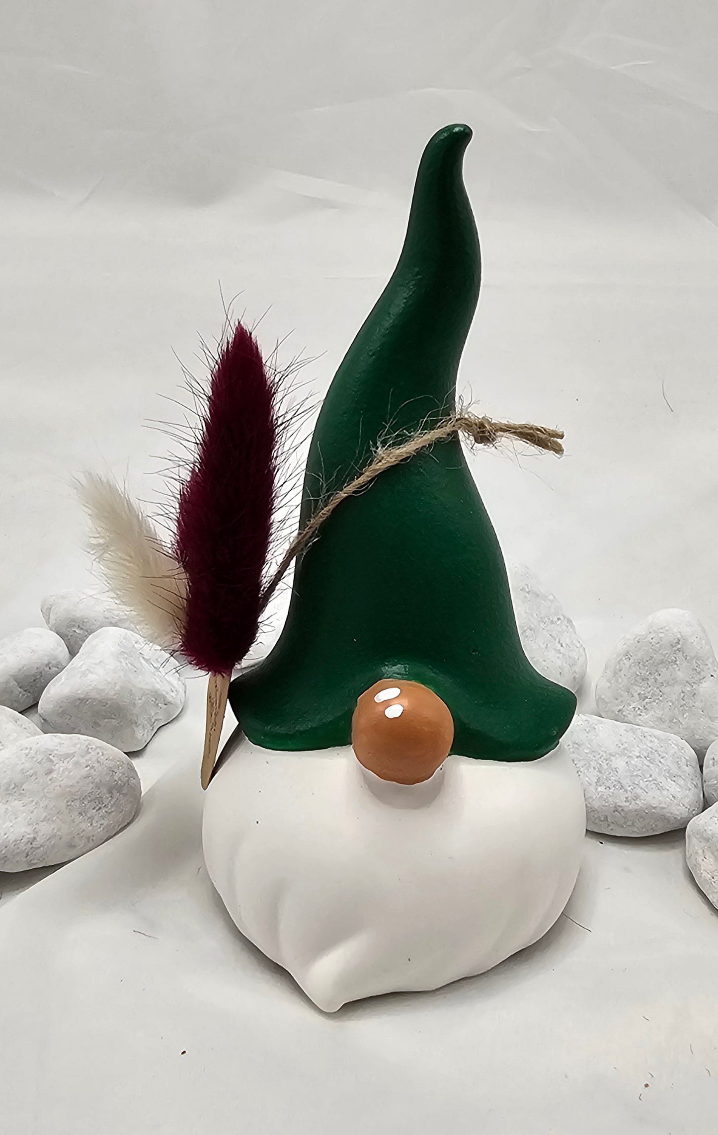 Wichtel aus Raysin, mit bemalter Mütze und Nase.