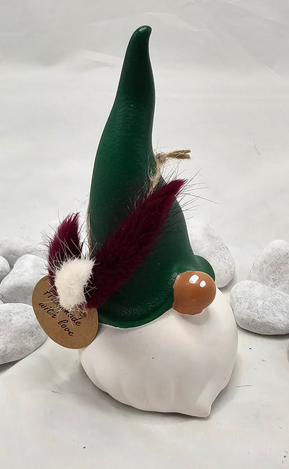 Wichtel aus Raysin, mit bemalter Mütze und Nase.