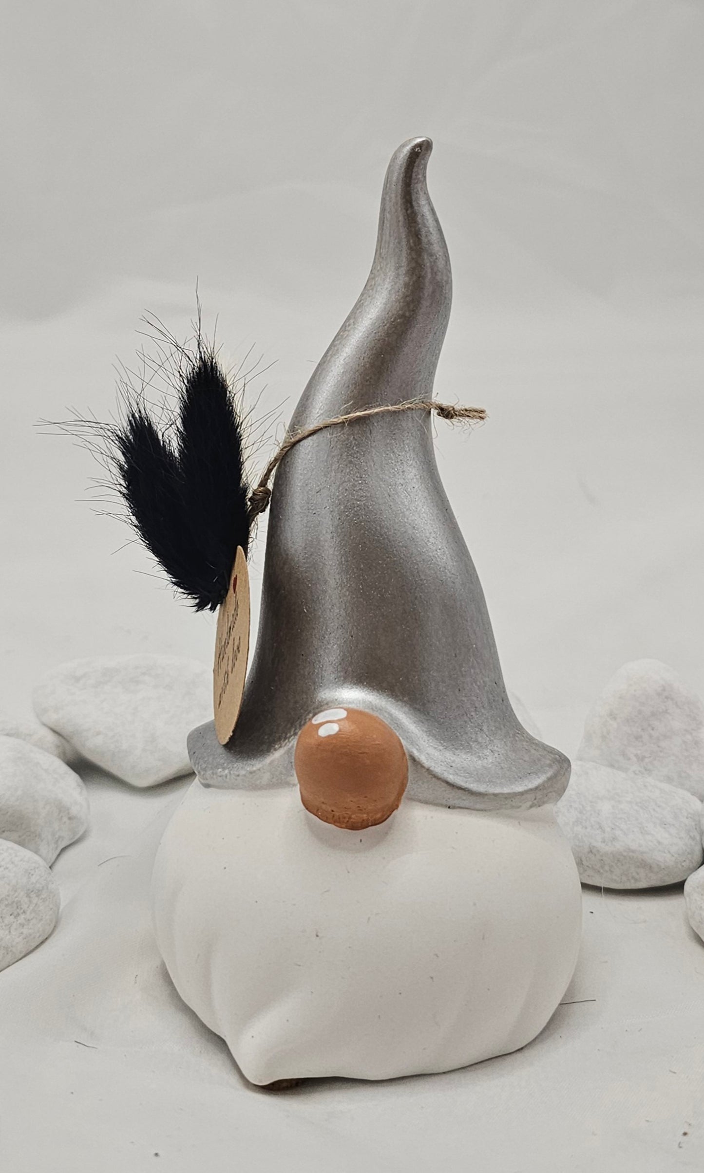 Wichtel aus Raysin, mit bemalter Mütze und Nase.