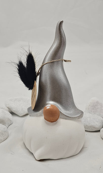 Wichtel aus Raysin, mit bemalter Mütze und Nase.