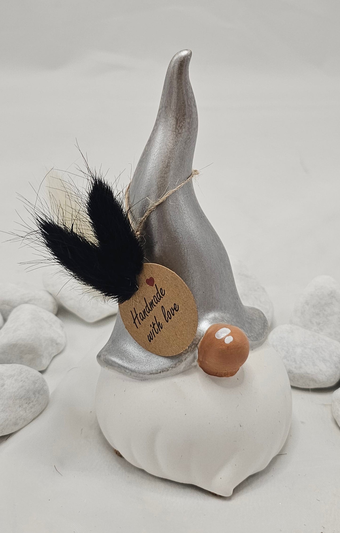 Wichtel aus Raysin, mit bemalter Mütze und Nase.