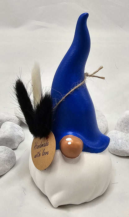 Wichtel aus Raysin, mit bemalter Mütze und Nase.