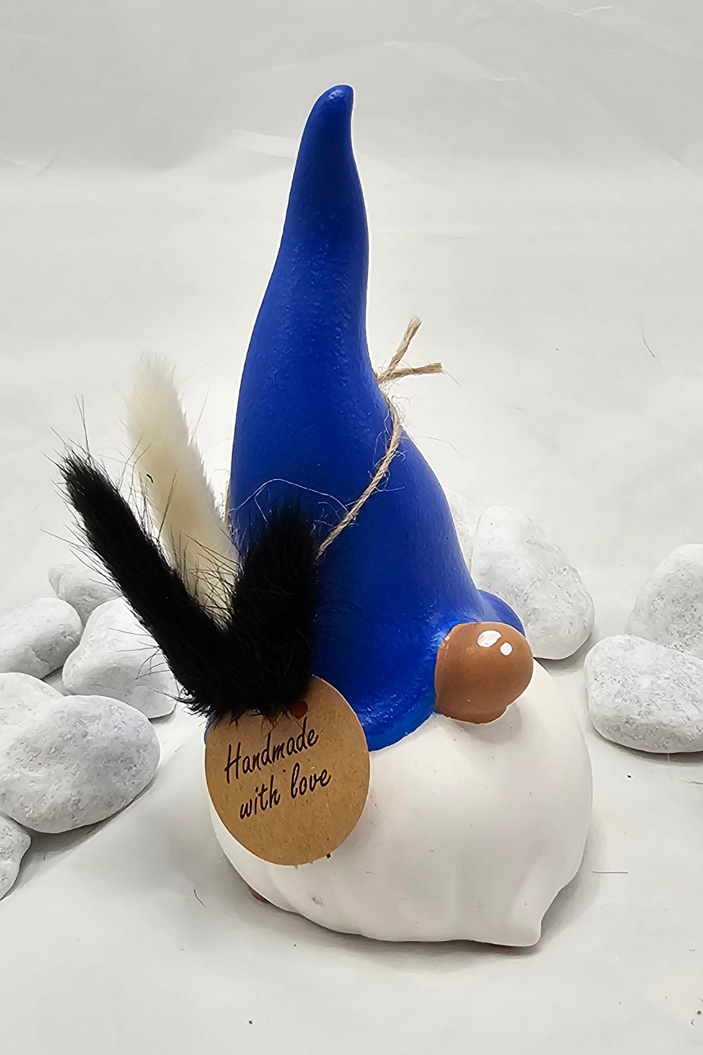 Wichtel aus Raysin, mit bemalter Mütze und Nase.