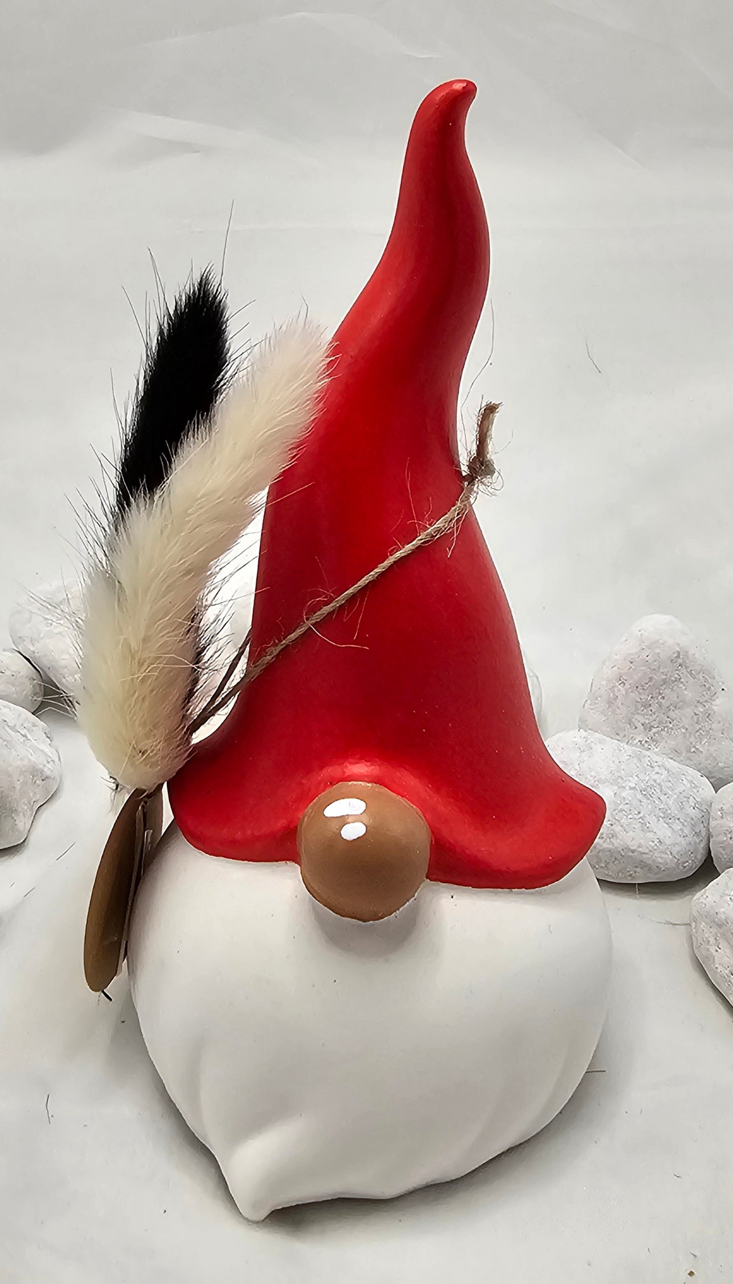 Wichtel aus Raysin, mit bemalter Mütze und Nase.