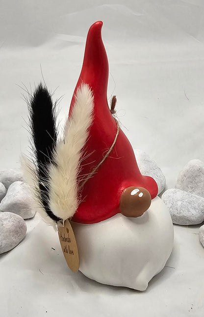 Wichtel aus Raysin, mit bemalter Mütze und Nase.