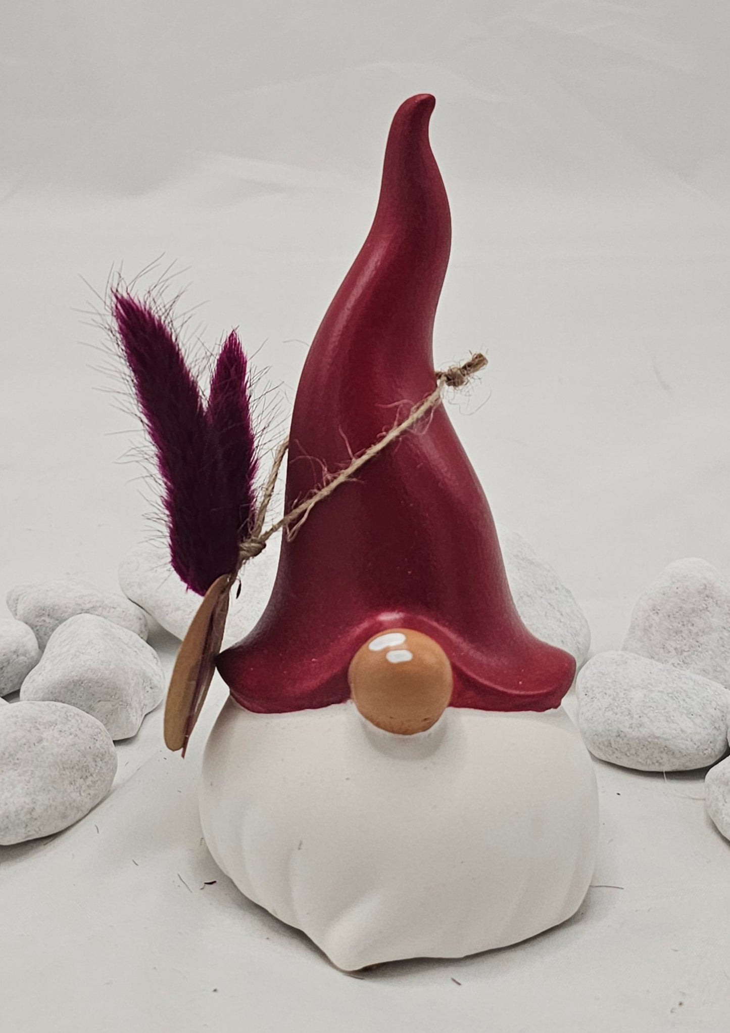 Wichtel aus Raysin, mit bemalter Mütze und Nase.