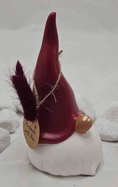 Wichtel aus Raysin, mit bemalter Mütze und Nase.