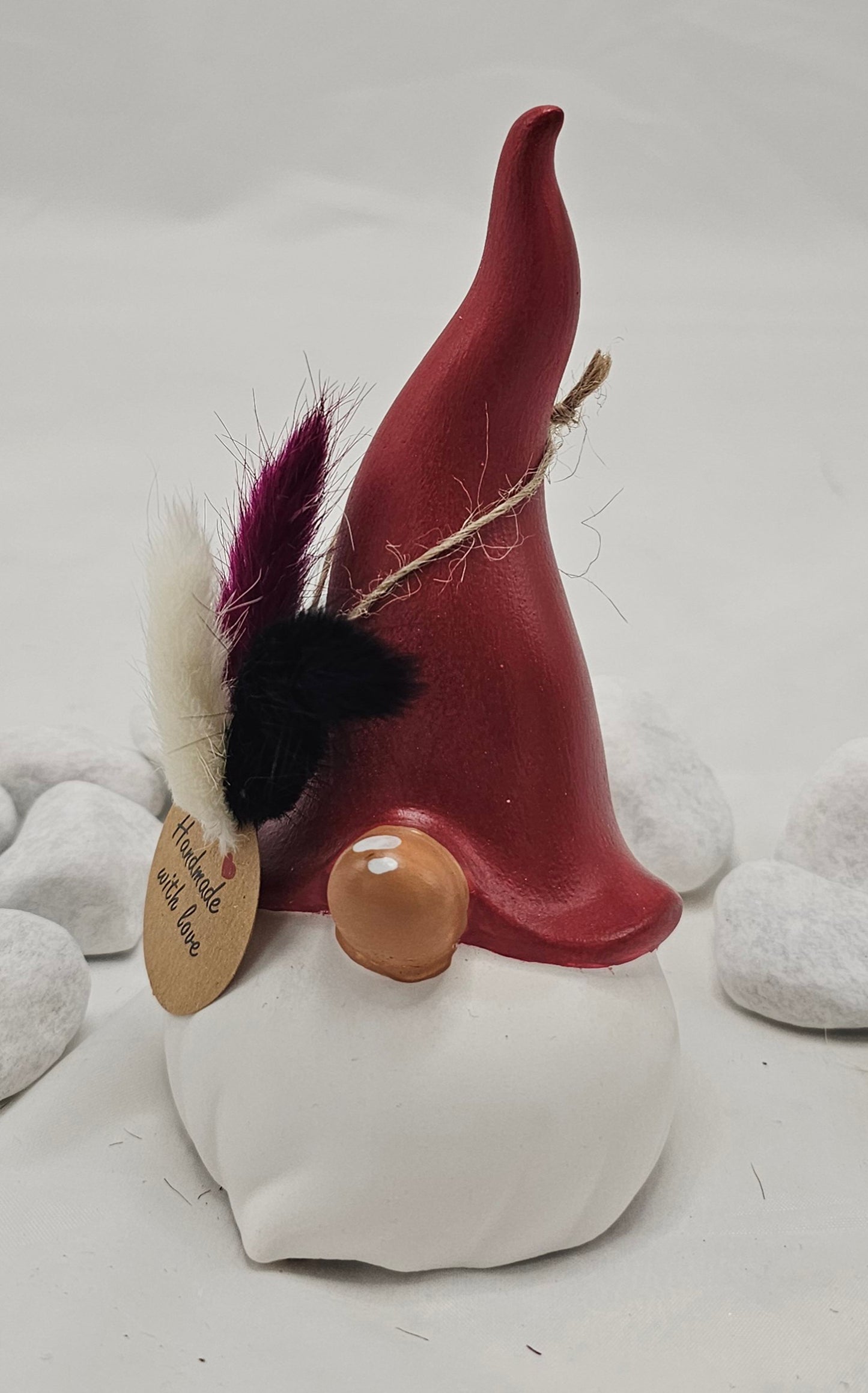 Wichtel aus Raysin, mit bemalter Mütze und Nase.