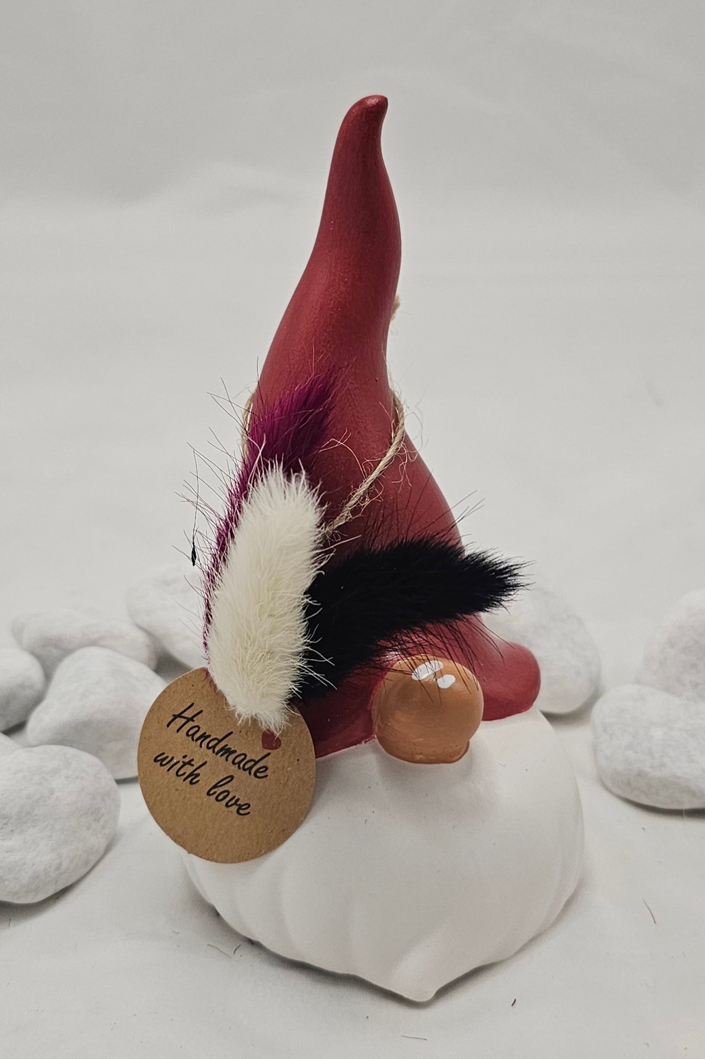 Wichtel aus Raysin, mit bemalter Mütze und Nase.