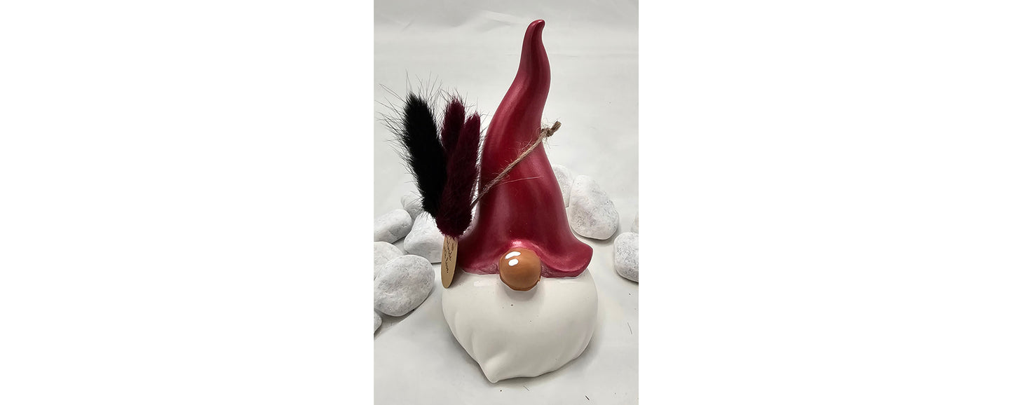 Wichtel aus Raysin, mit bemalter Mütze und Nase.